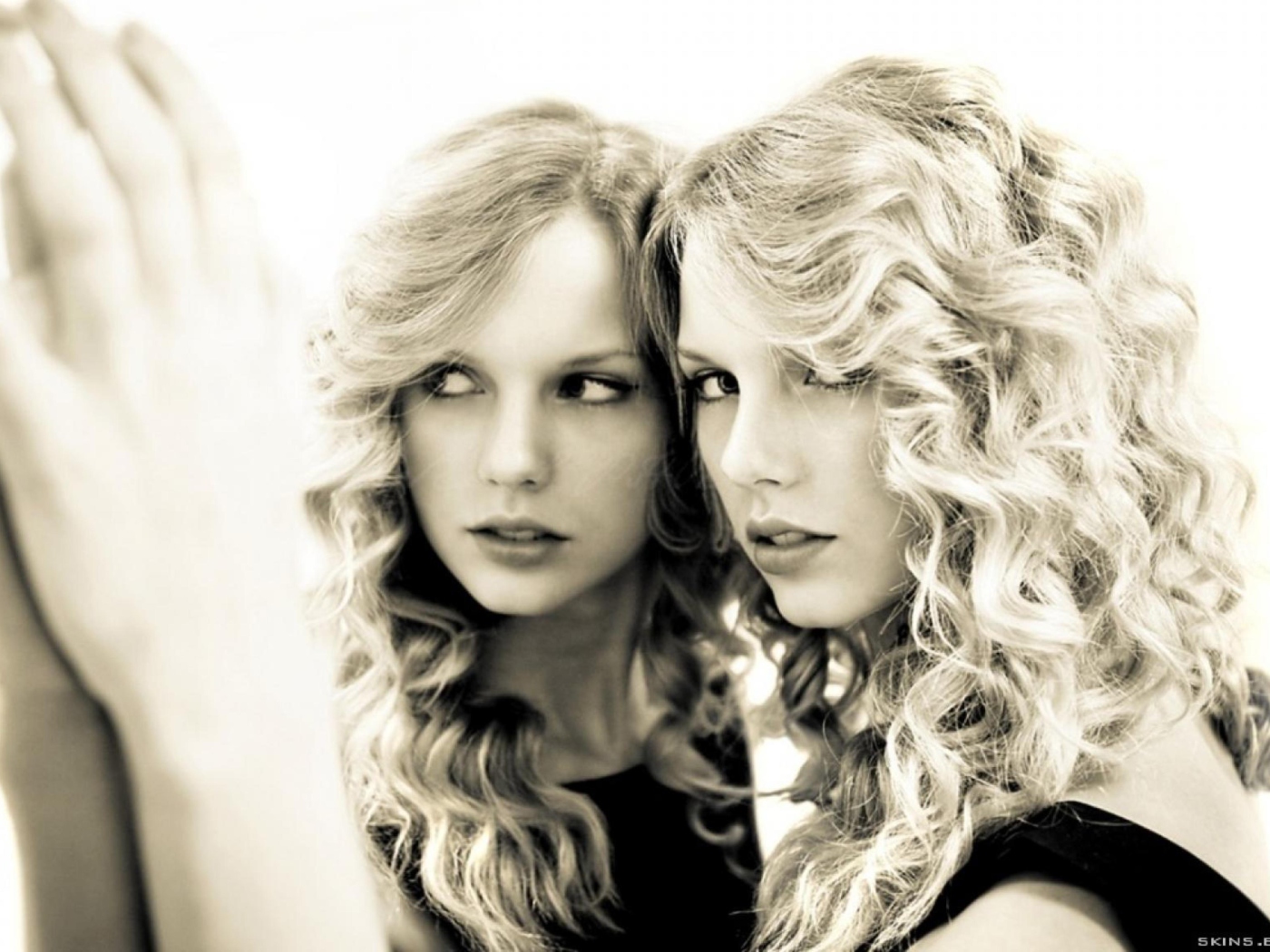 Taylor Swift Black And White wallpaper 1400x1050