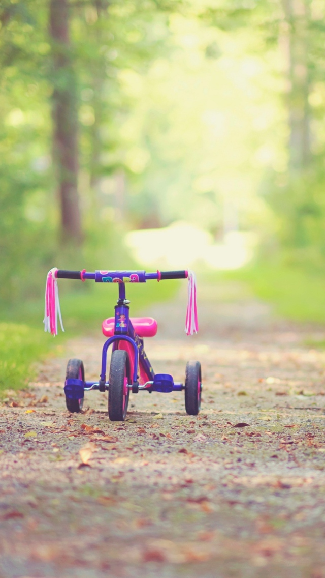 Обои Child's Bicycle 640x1136