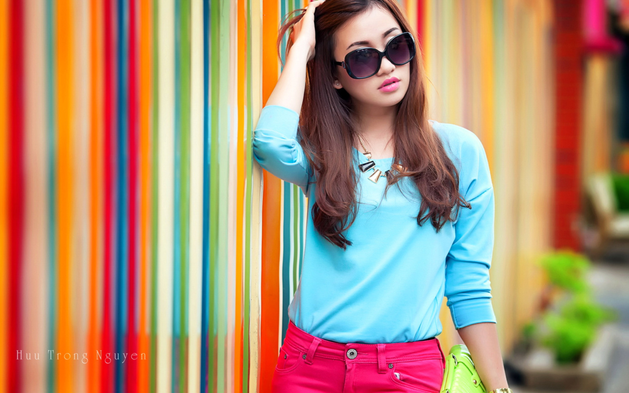 Nice girl in summer sunglasses wallpaper 1280x800