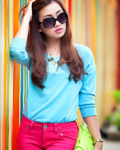 Nice girl in summer sunglasses wallpaper 176x220
