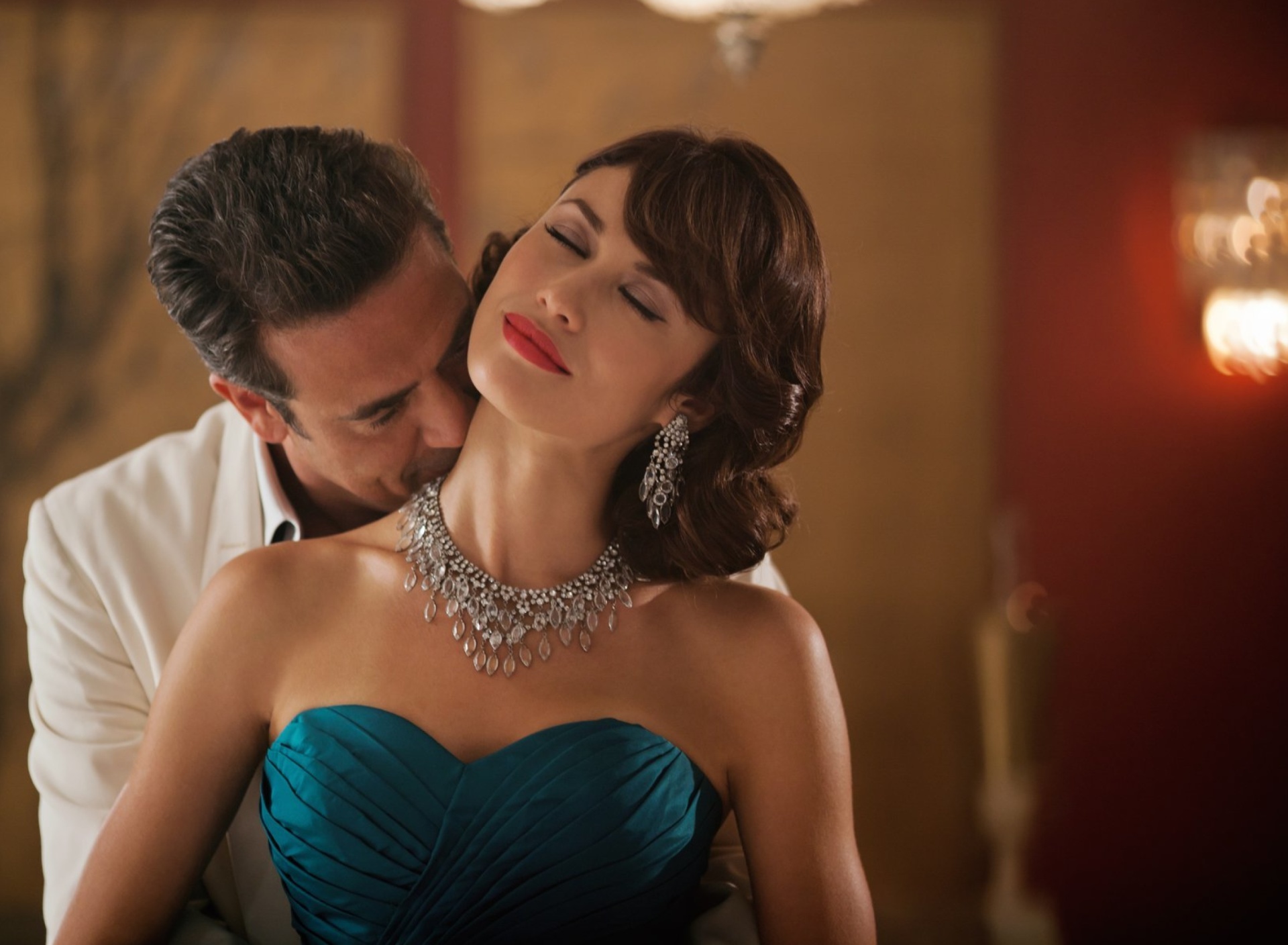 Olga Kurylenko as Vera Evans in Magic City wallpaper 1920x1408