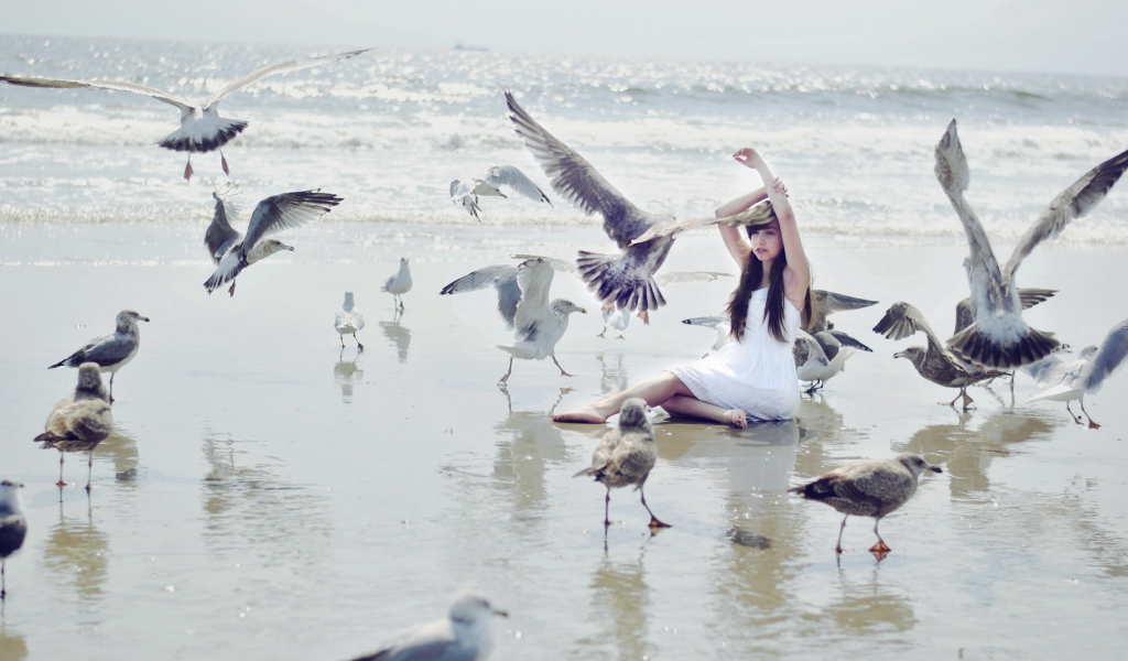 Screenshot №1 pro téma Girl And Birds At Sea Coast 1024x600