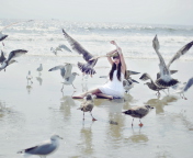 Fondo de pantalla Girl And Birds At Sea Coast 176x144