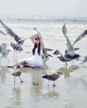 Fondo de pantalla Girl And Birds At Sea Coast 176x220