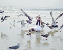 Обои Girl And Birds At Sea Coast 220x176