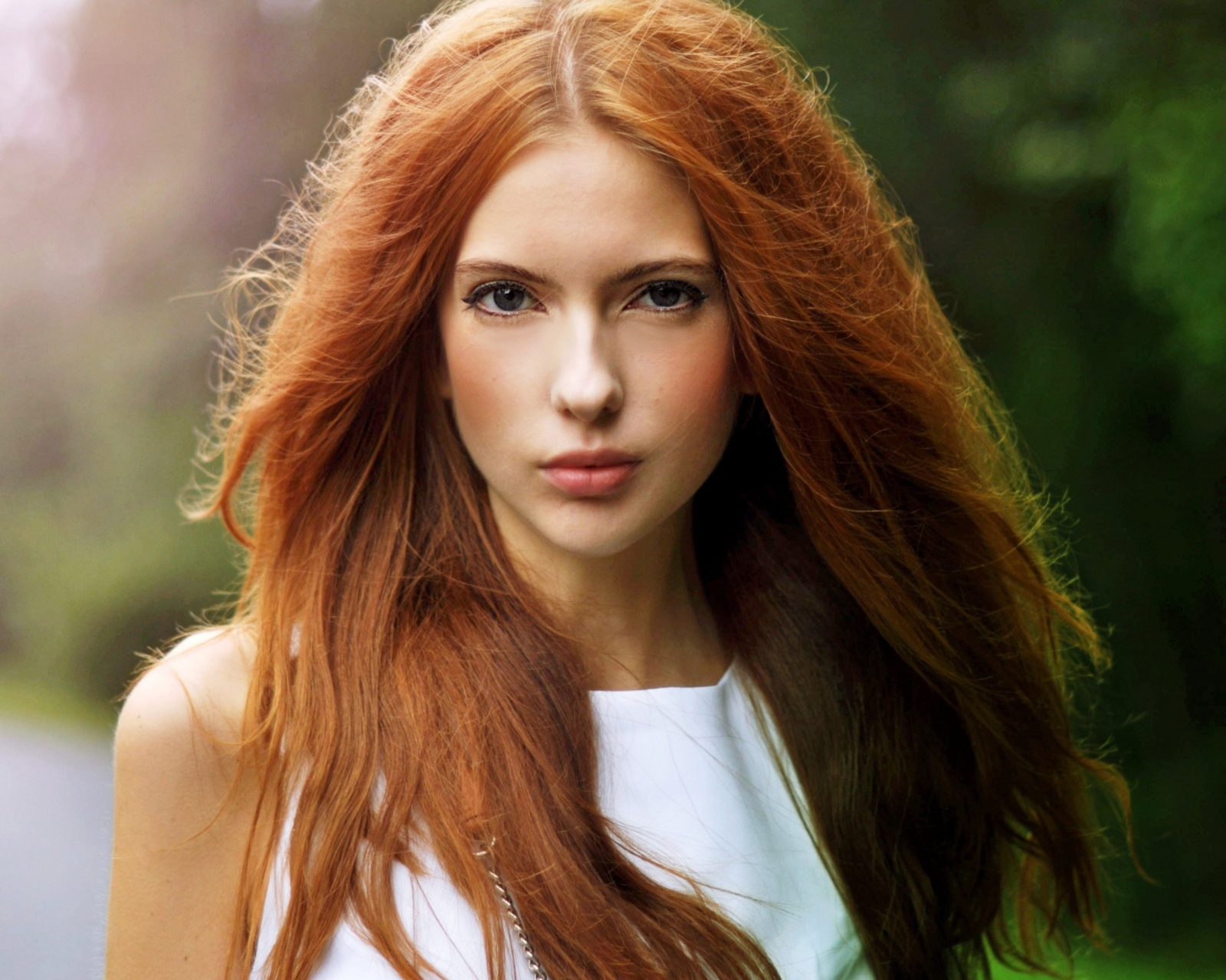 Обои Beautiful Redhead Girl 1600x1280