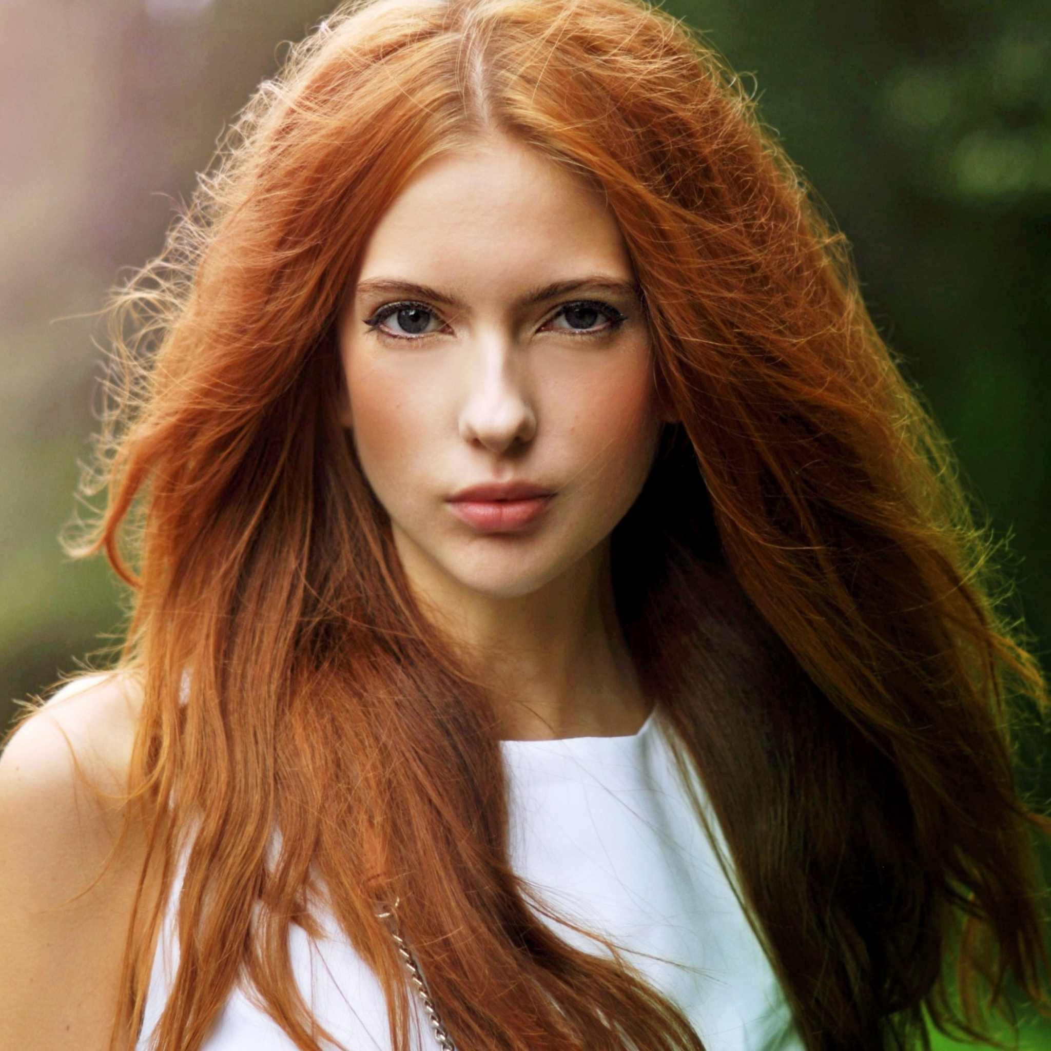 Screenshot №1 pro téma Beautiful Redhead Girl 2048x2048