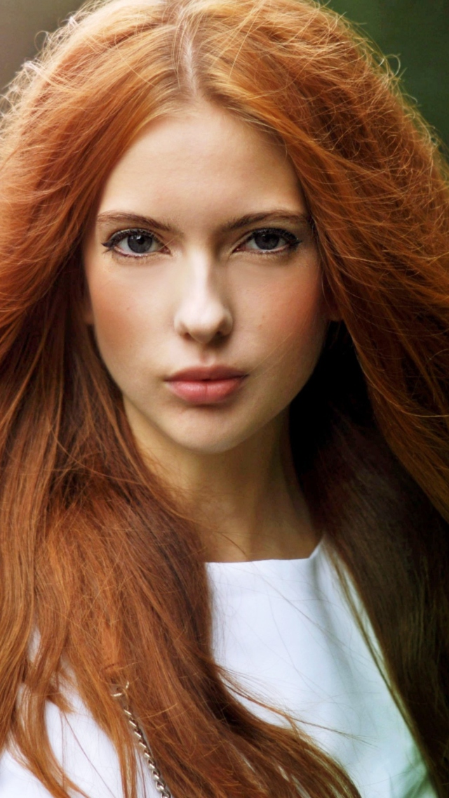 Screenshot №1 pro téma Beautiful Redhead Girl 640x1136
