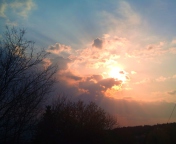 Fondo de pantalla Sun Behind The Clouds 176x144