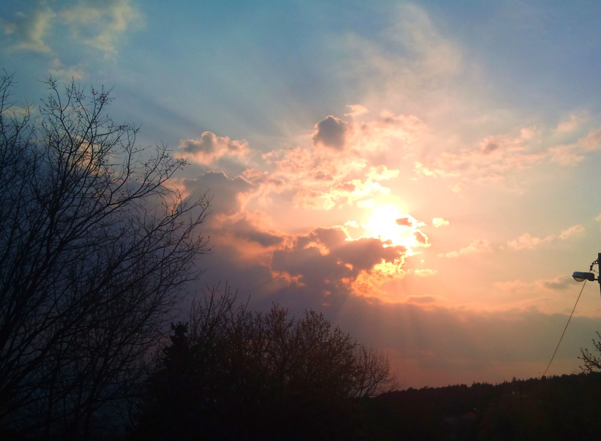 Sfondi Sun Behind The Clouds 1920x1408