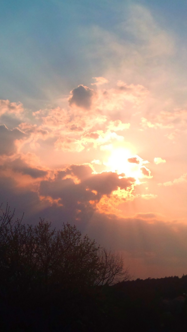 Sfondi Sun Behind The Clouds 640x1136