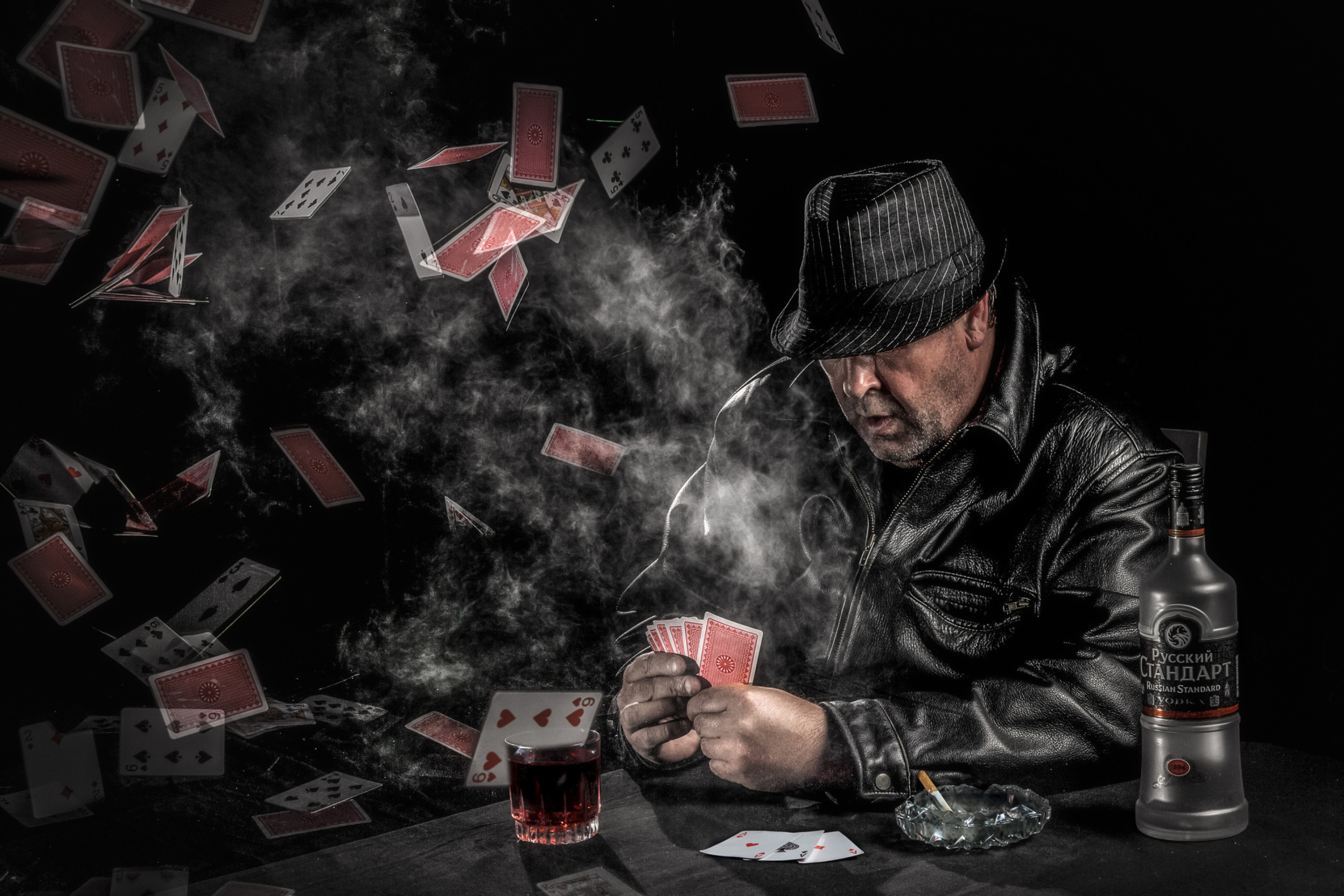 Карты деньги стол. Покер и алкоголь. Покер арт. Мафиози. Покер и виски.