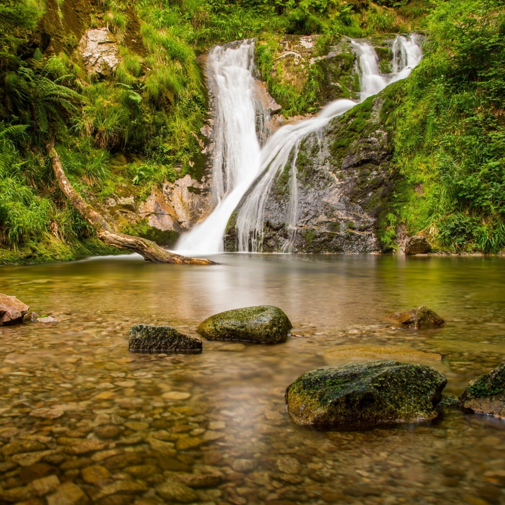 Sfondi Waterfall in Spain 1024x1024