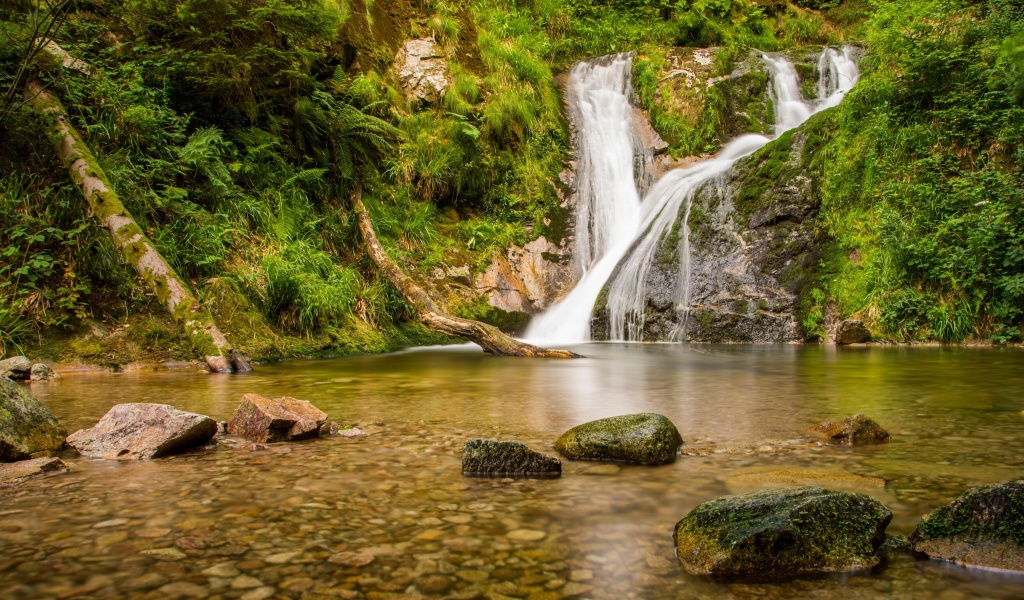 Fondo de pantalla Waterfall in Spain 1024x600