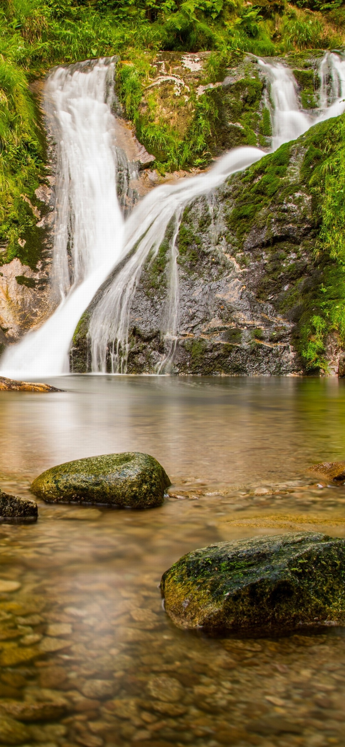 Sfondi Waterfall in Spain 1170x2532