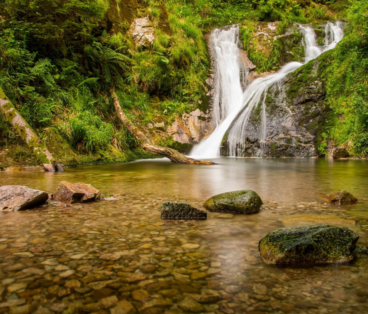 Sfondi Waterfall in Spain 1200x1024