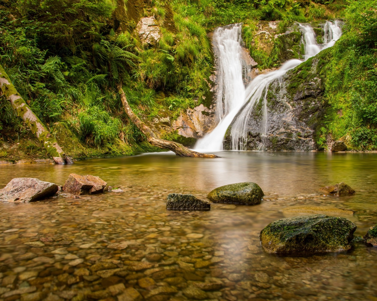 Fondo de pantalla Waterfall in Spain 1280x1024