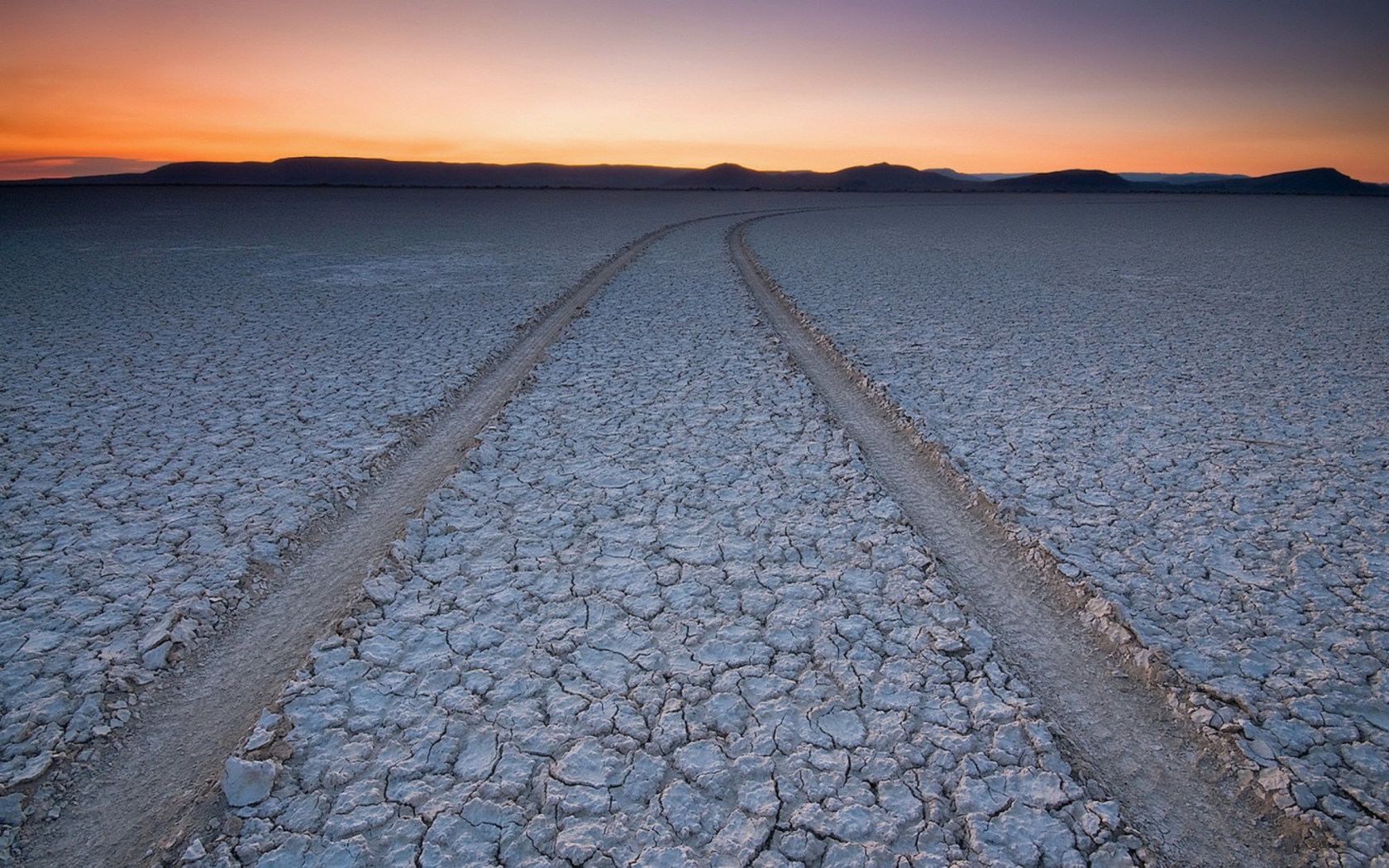 Das Car Trail Through Desert Wallpaper 1680x1050