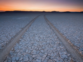 Fondo de pantalla Car Trail Through Desert 320x240