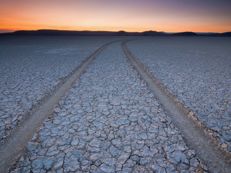 Screenshot №1 pro téma Car Trail Through Desert 800x600