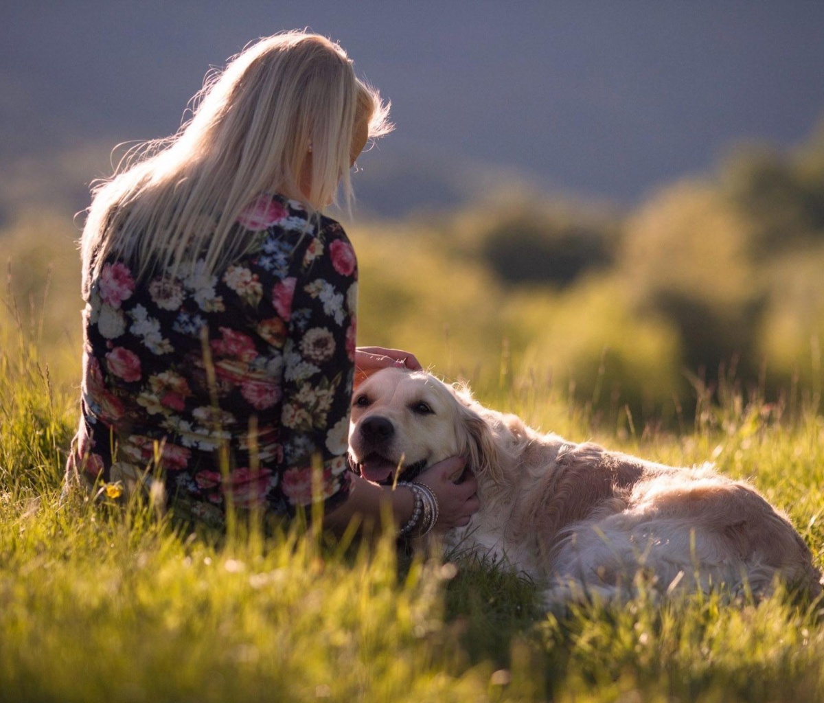 Fondo de pantalla Girl with Retriever Dog 1200x1024