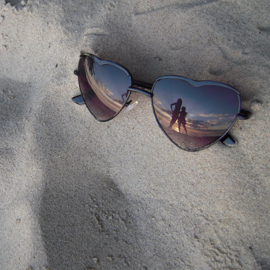 Fondo de pantalla Sunglasses On Sand 1024x1024