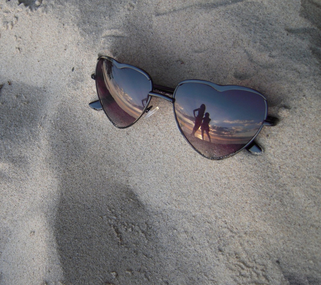 Fondo de pantalla Sunglasses On Sand 1080x960