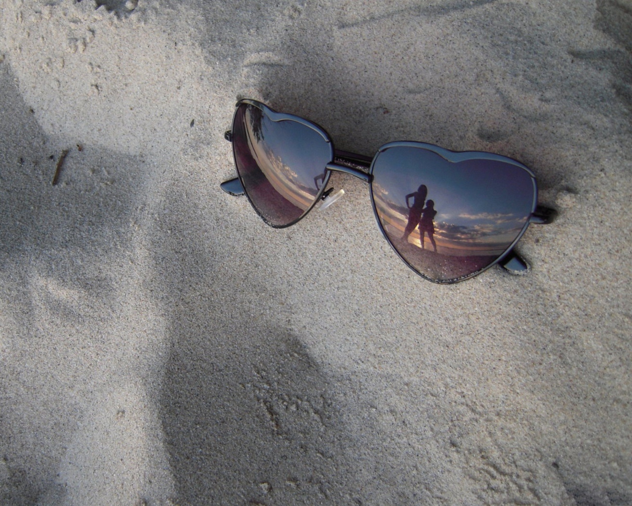 Sunglasses On Sand screenshot #1 1280x1024