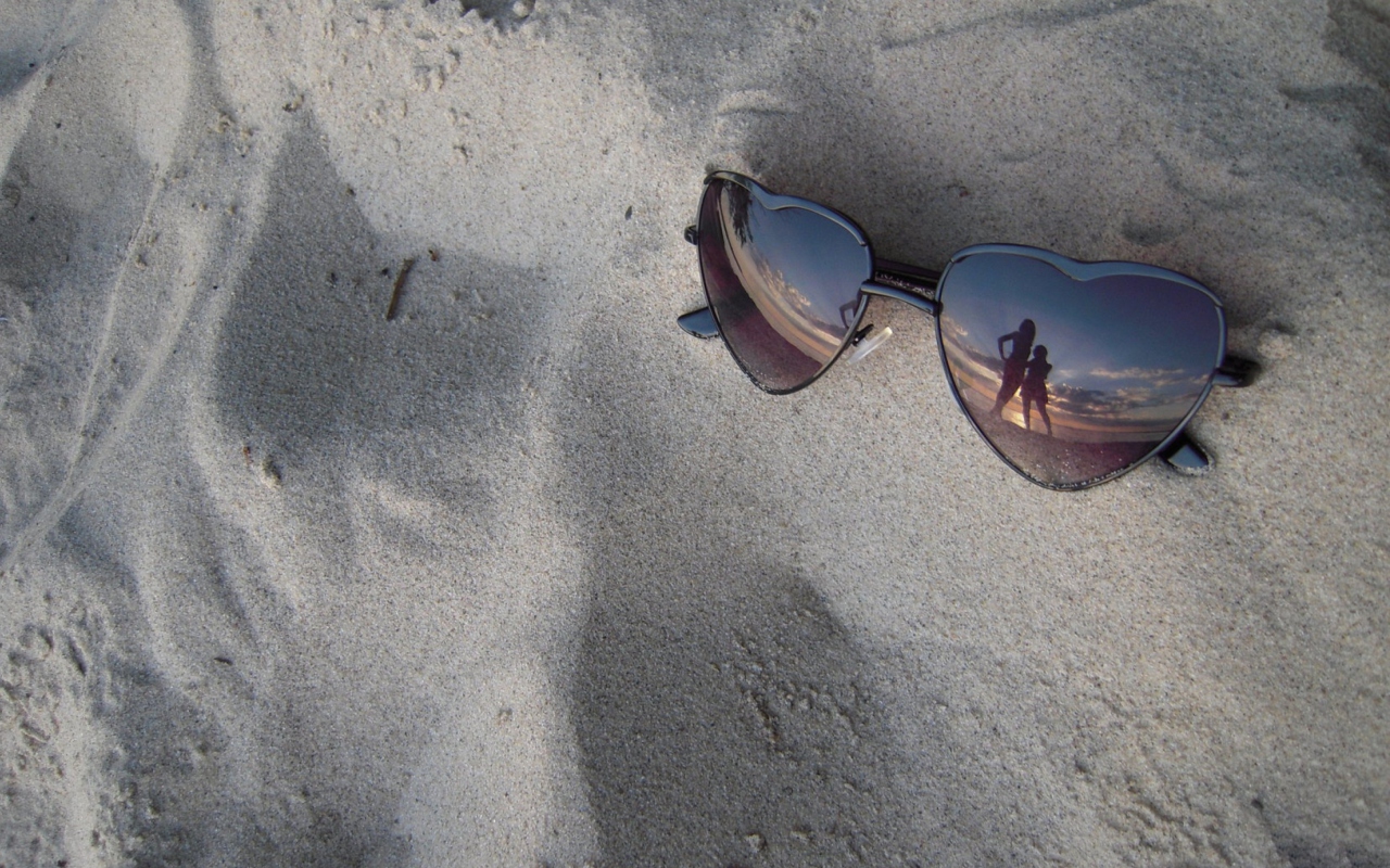Sunglasses On Sand wallpaper 1280x800