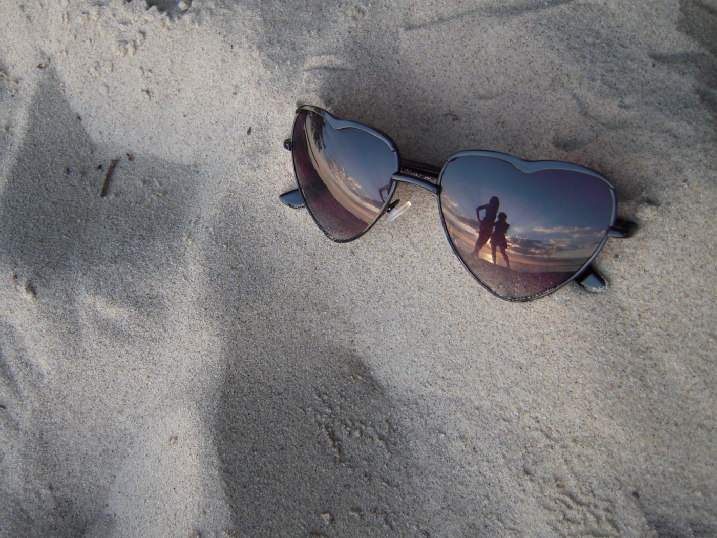 Das Sunglasses On Sand Wallpaper 1400x1050