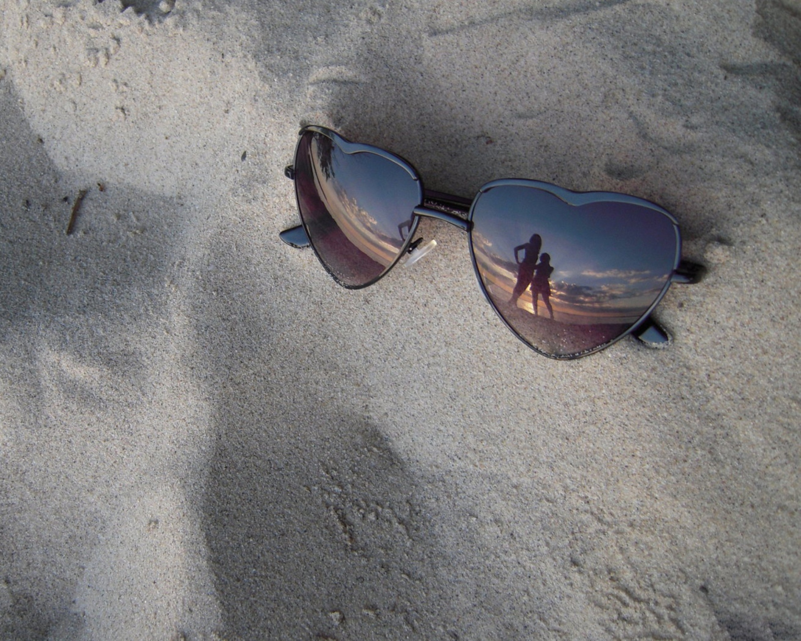 Sfondi Sunglasses On Sand 1600x1280