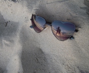 Обои Sunglasses On Sand 176x144