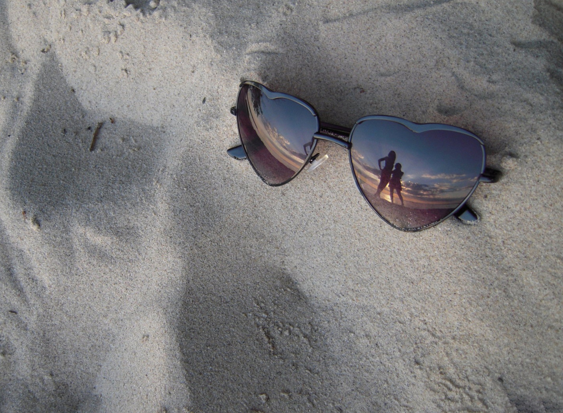 Обои Sunglasses On Sand 1920x1408