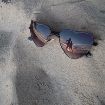 Sfondi Sunglasses On Sand 208x208
