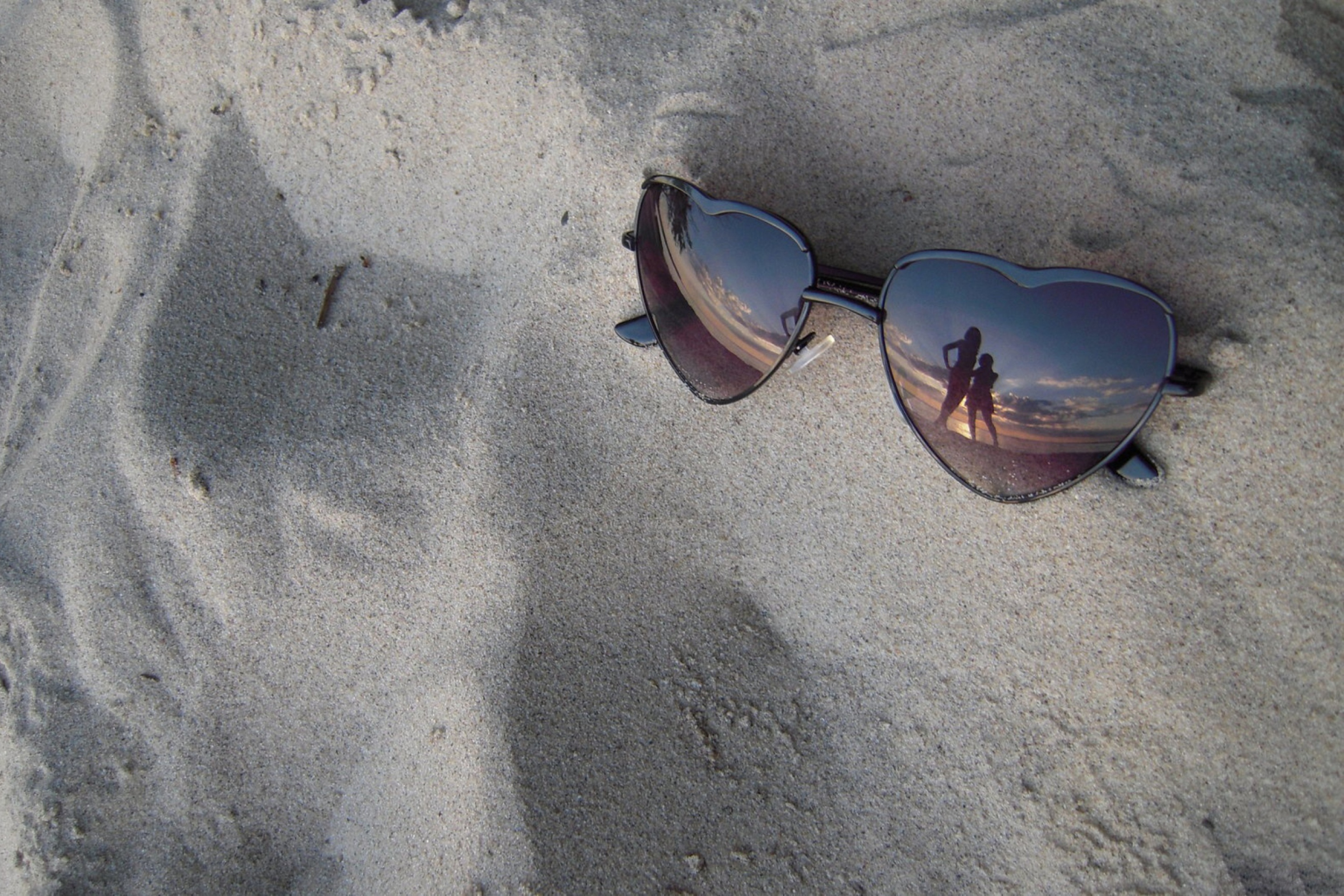 Das Sunglasses On Sand Wallpaper 2880x1920