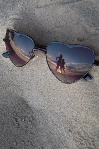 Обои Sunglasses On Sand 320x480