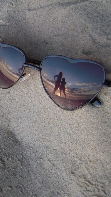 Fondo de pantalla Sunglasses On Sand 360x640