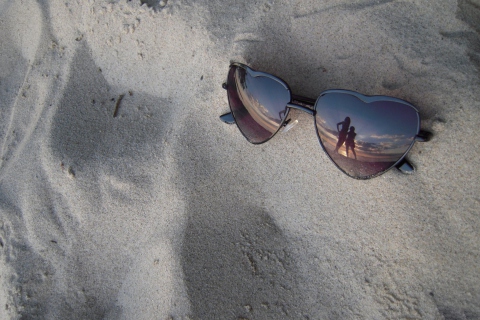 Fondo de pantalla Sunglasses On Sand 480x320