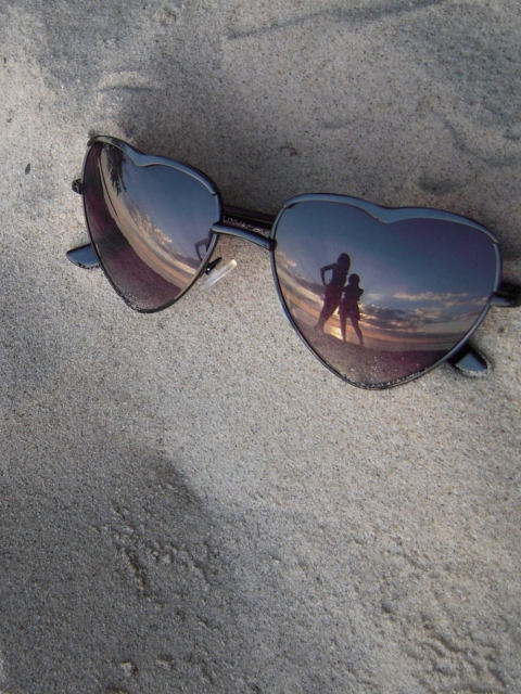 Das Sunglasses On Sand Wallpaper 480x640