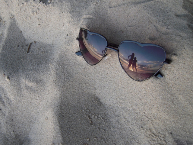 Fondo de pantalla Sunglasses On Sand 640x480