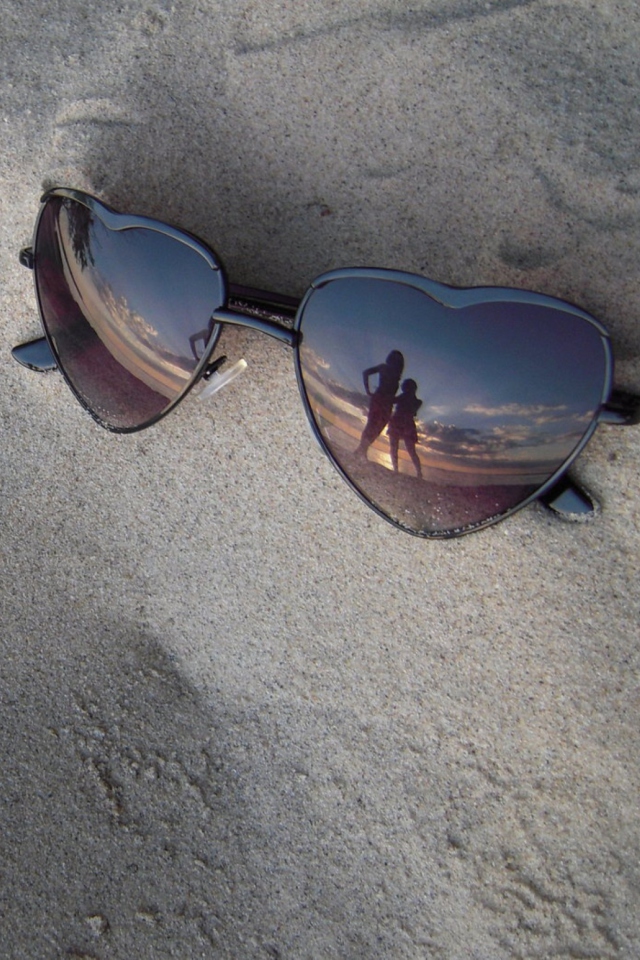 Fondo de pantalla Sunglasses On Sand 640x960