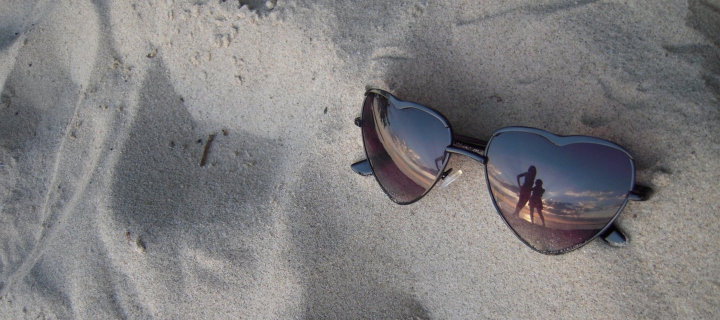 Fondo de pantalla Sunglasses On Sand 720x320