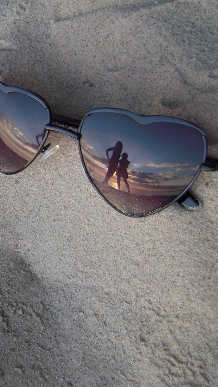 Fondo de pantalla Sunglasses On Sand 750x1334