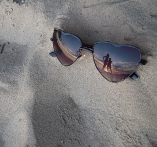 Kostenloses Sunglasses On Sand Wallpaper für 208x208