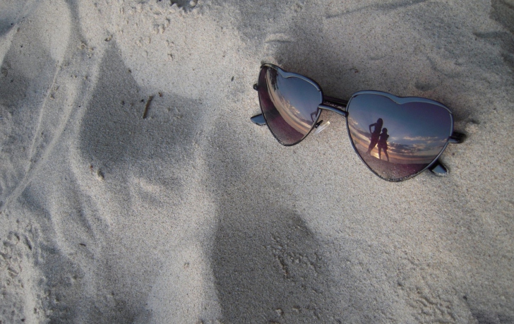 Обои Sunglasses On Sand