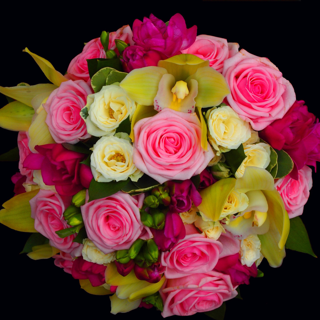 Fondo de pantalla Bouquet of roses and yellow orchid, floristry 1024x1024