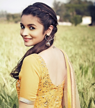 Alia Bhatt In Humpty Sharma Ki Dulhania papel de parede para celular para 640x1136