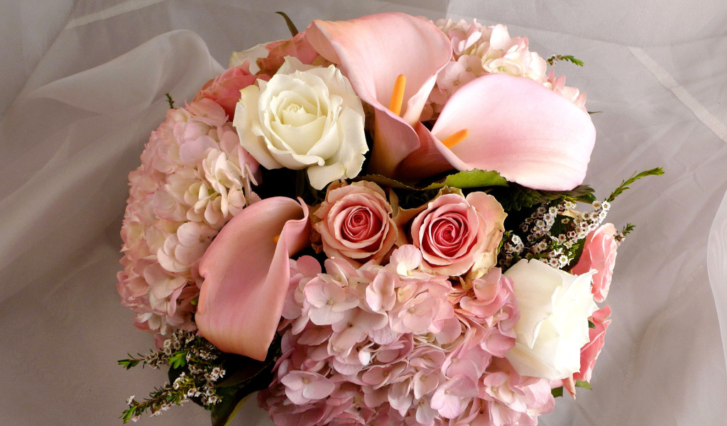 Обои White Roses Bouquet 1024x600