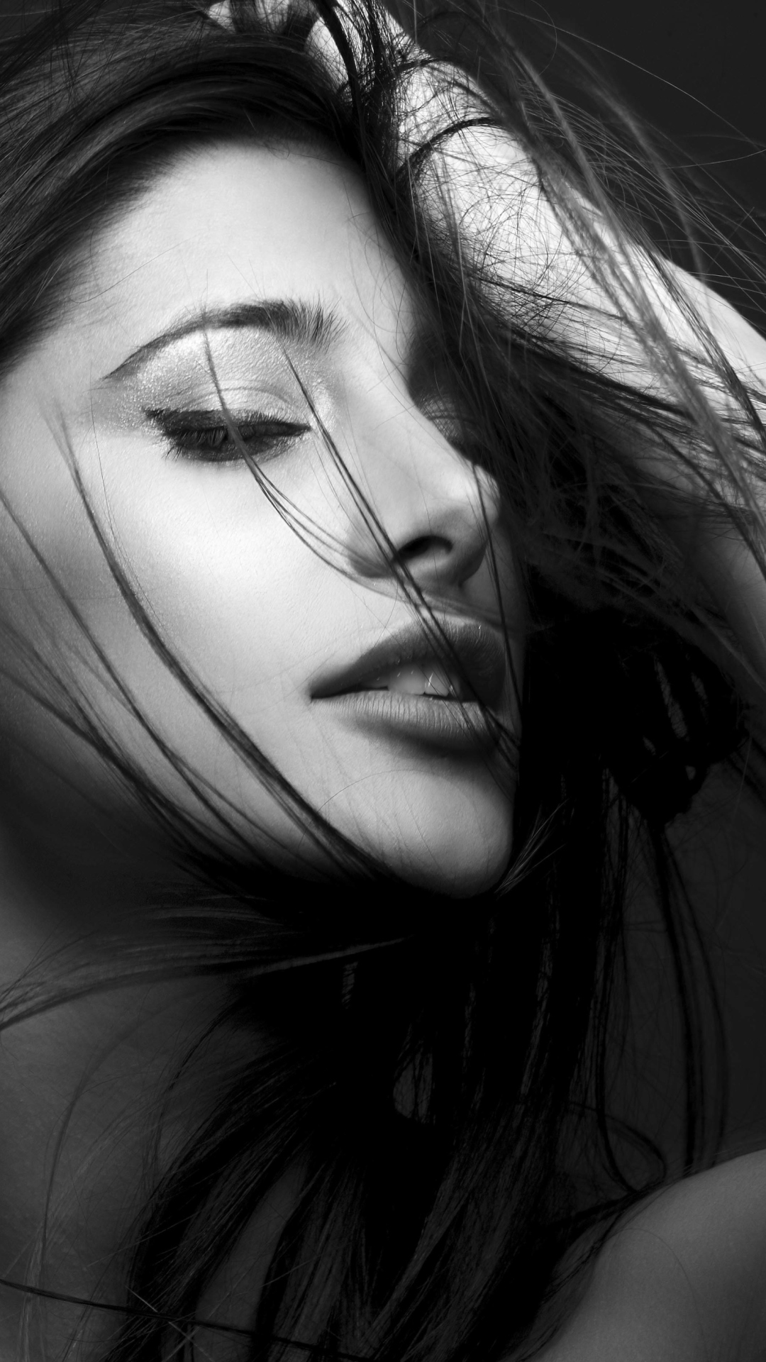 Screenshot №1 pro téma Nargis Fakhri Black & White 1080x1920