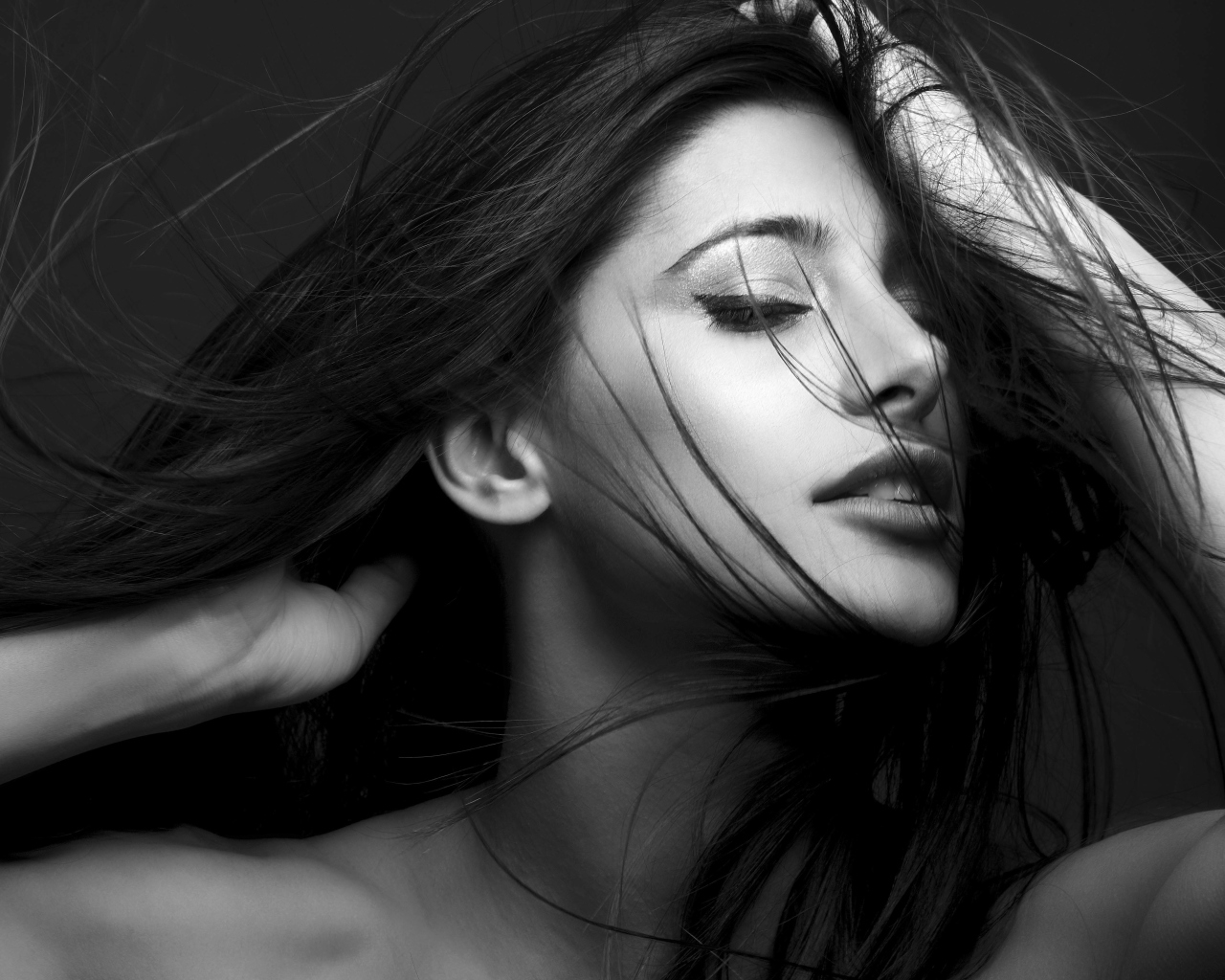 Nargis Fakhri Black & White wallpaper 1280x1024